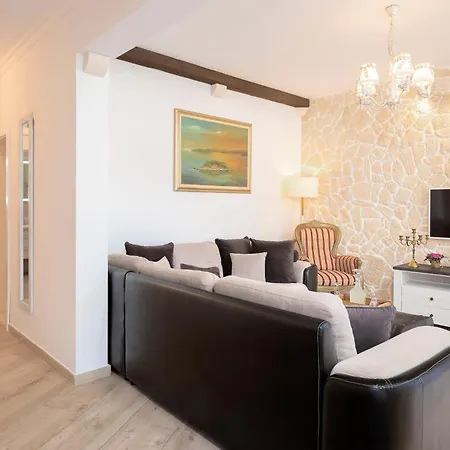 Capitis In The Center Apartment